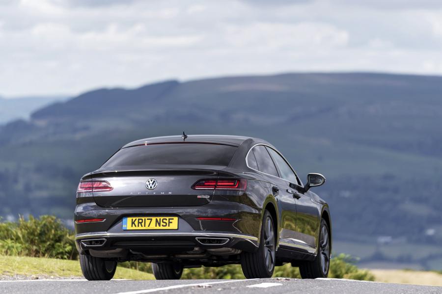  Volkswagen Arteon 4Motion Elegance 2017 года  (UK) (фото 2 из 41)